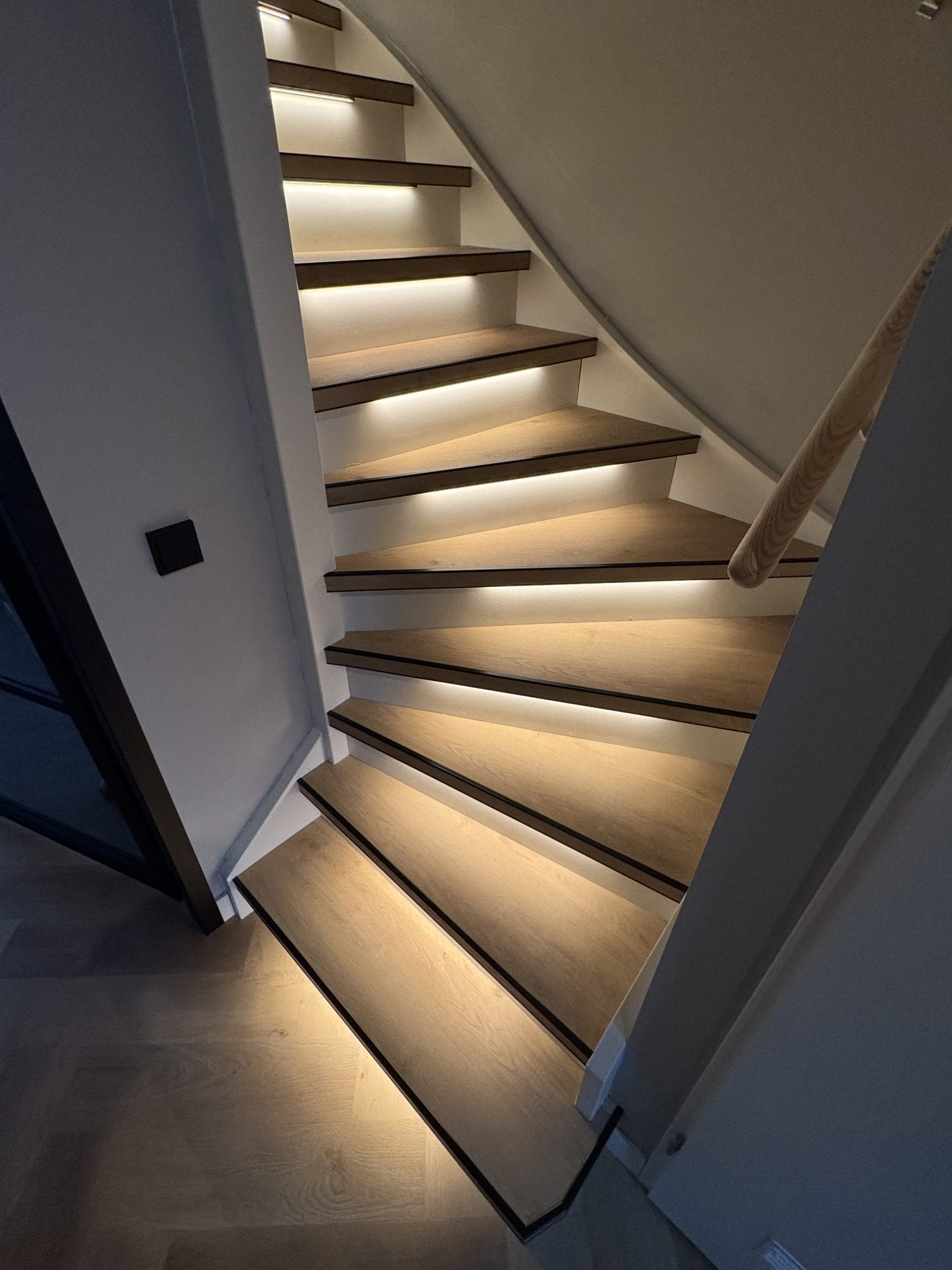 Waaiertrap in PVC met verlichting die de treden van onderaf aanlicht